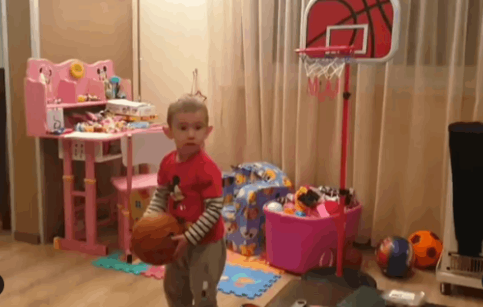 SRPSKO KOŠARKAŠKO ČUDO OD DETETA: Pogledajte šta ovaj MALIŠAN RADI SA LOPTOM! (VIDEO)